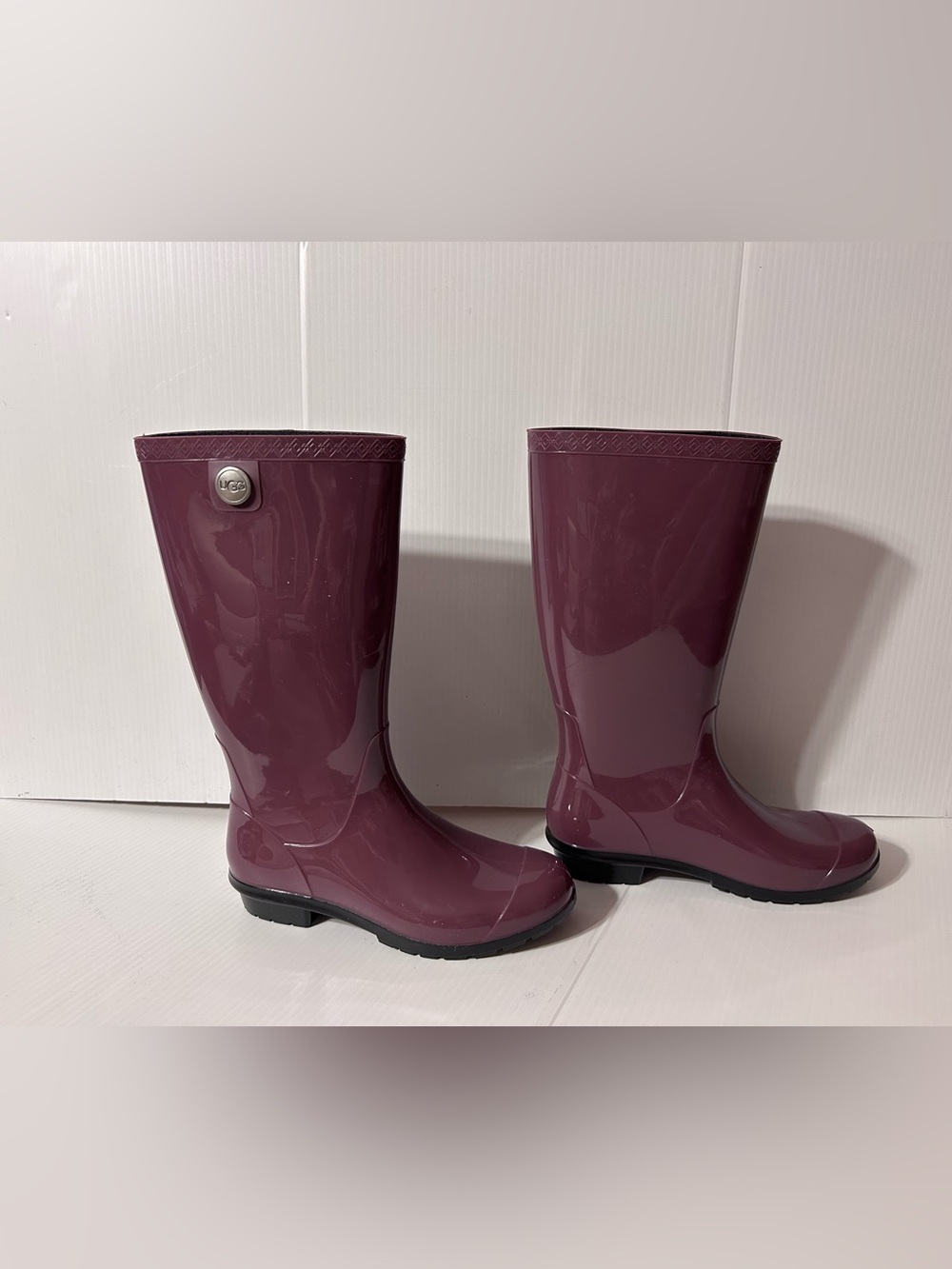 UGG Women's Plum Gloss Rain Boots size 7